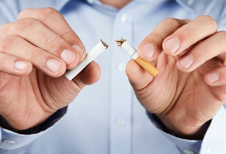 Egy férfi megszakít egy cigarettát